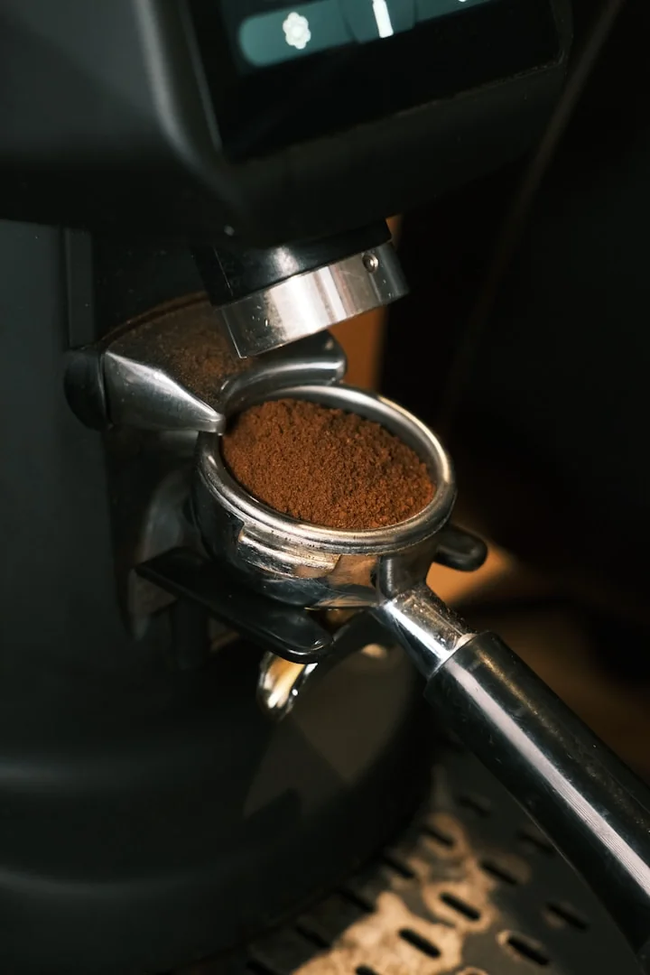 Cafea proaspăt măcinată în portafiltru